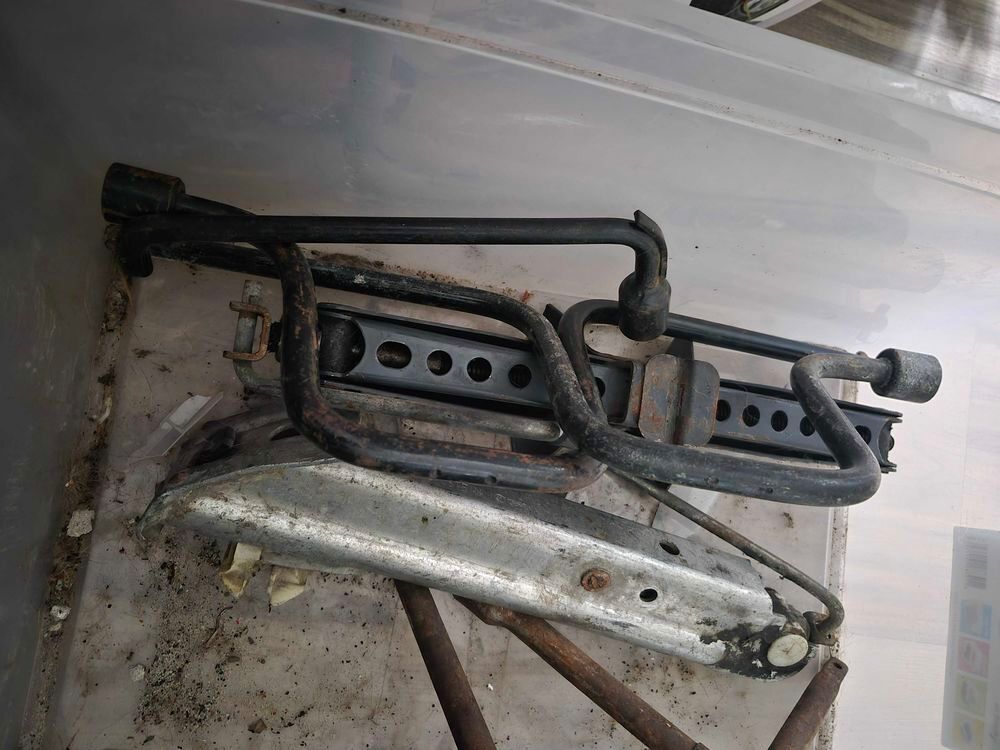 outillages voiture roux Meubles