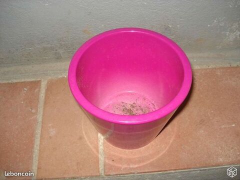 Très beau pot ou vase rose foncé pour fleurs ou autre 0 Mérignies (59)