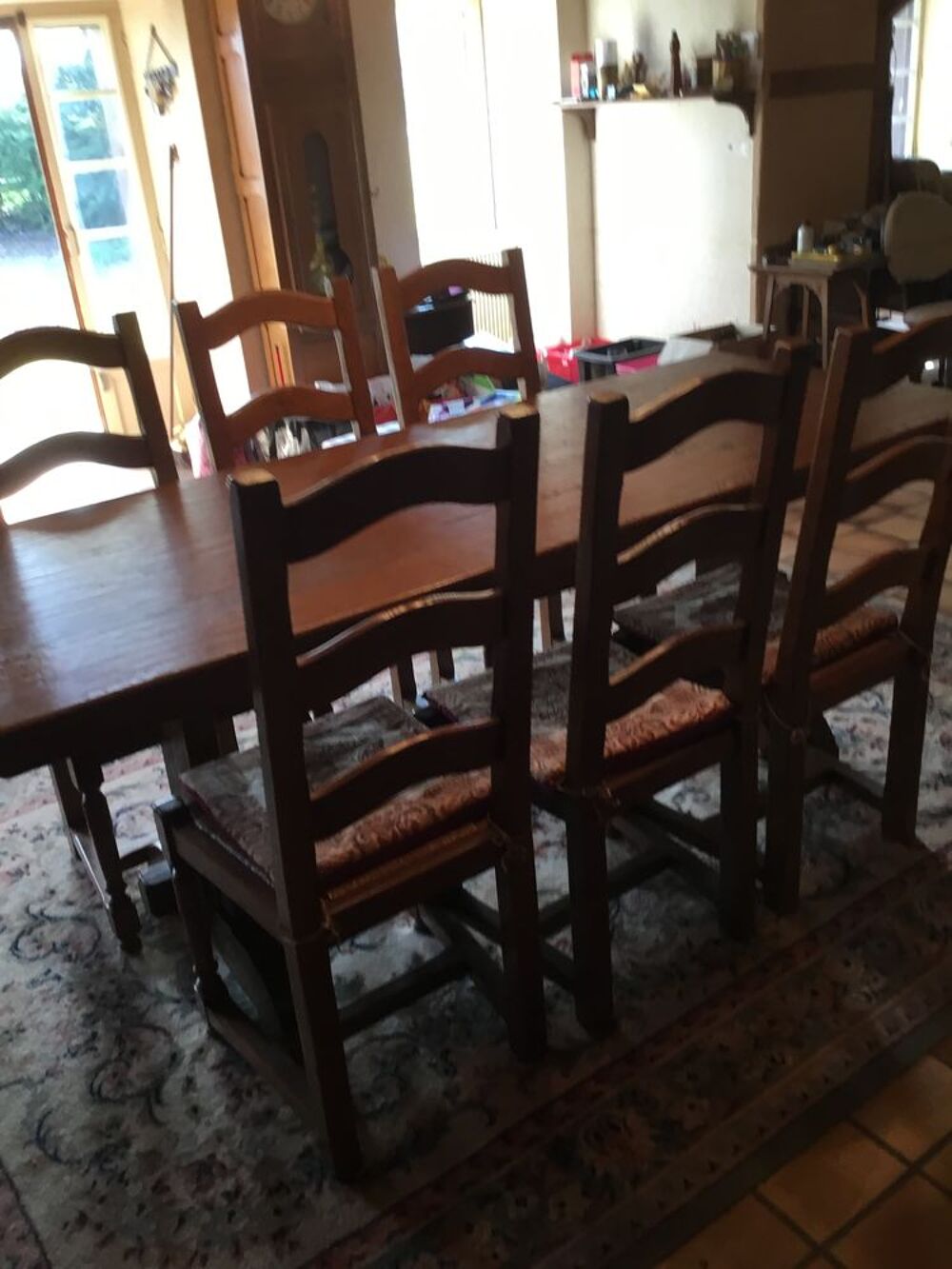 Table monast&egrave;re avec 6 chaises 
Parfait &eacute;tat Meubles