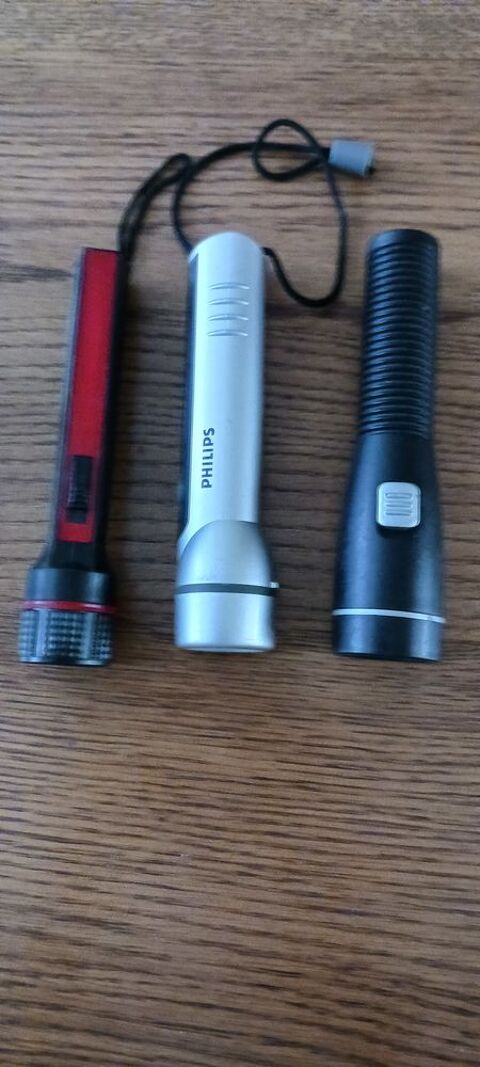 TROIS TORCHES FONCTIONNE AVEC DEUX PILES R6. 5 Frvent (62)