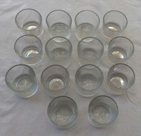 1 service de 14 verres à liqueur neuf 8 Castries (34)