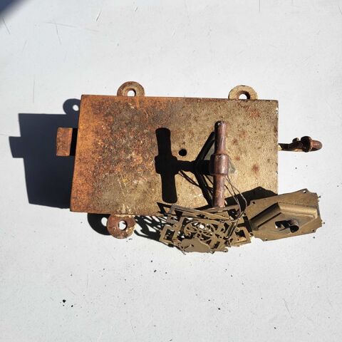 grosse serrure tr�s ancienne 50 La Farl�de (83)