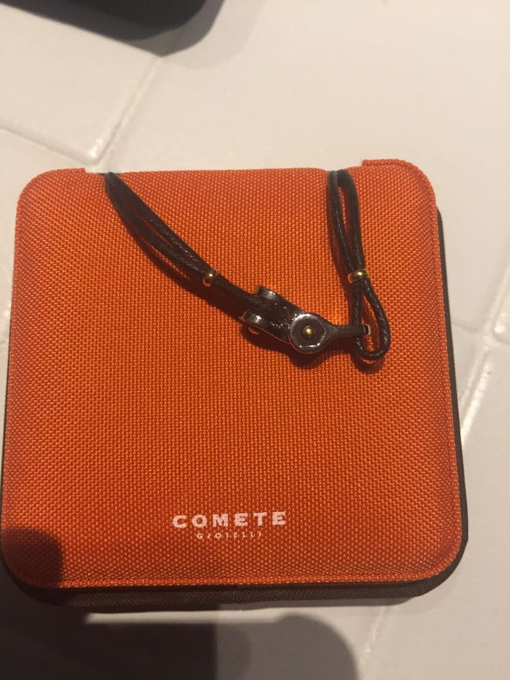 collier marque com&egrave;te UGL 288 Bijoux et montres