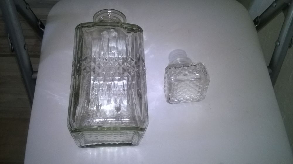 Carafe &agrave; Whisky 
NEUVE
En verre 
Contenance 1 L
24 cm de Cuisine