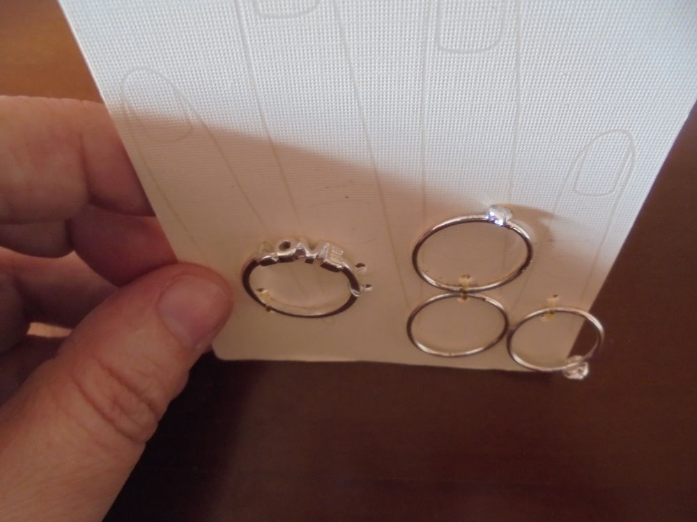 Lot de 4 bagues (28b) Bijoux et montres