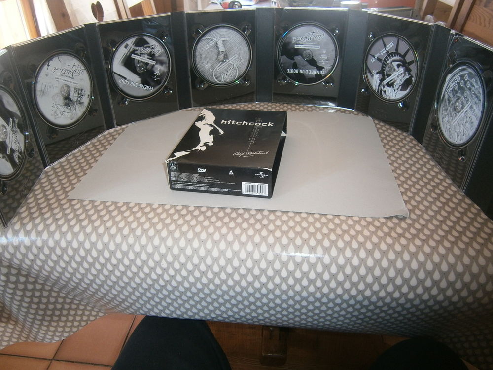 Coffret universal neuf "Alfred HITCHCOCK" DVD et blu-ray