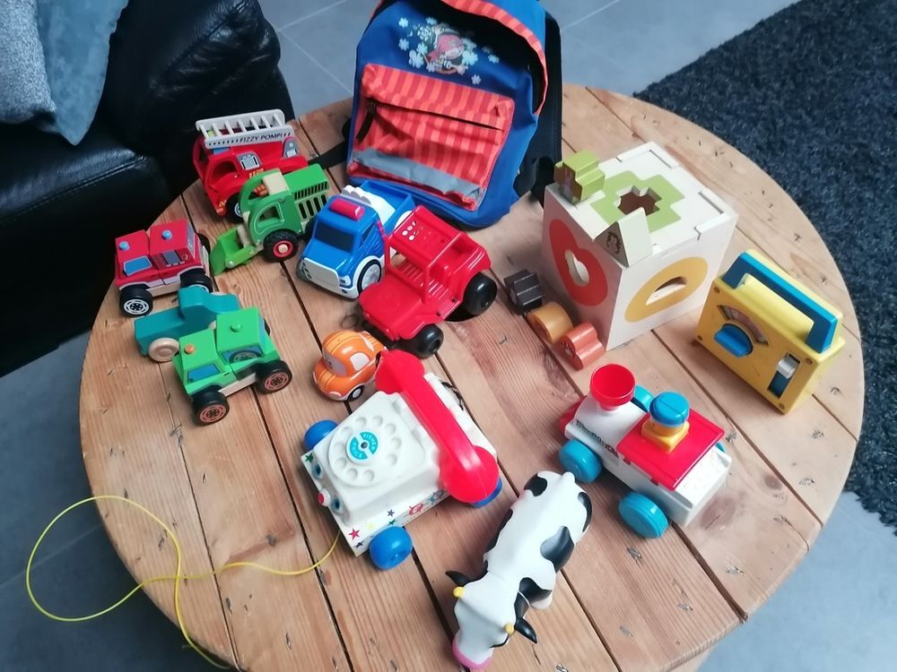 Lot de 13 jouets et 1 sac &agrave; dos Jeux / jouets