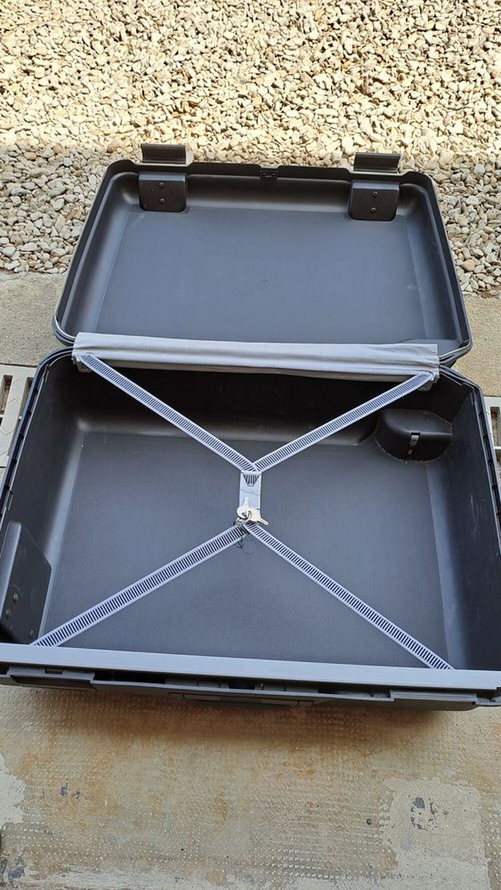 Valise rigide &agrave; roulettes, fermeture &agrave; cl&eacute;. Maroquinerie
