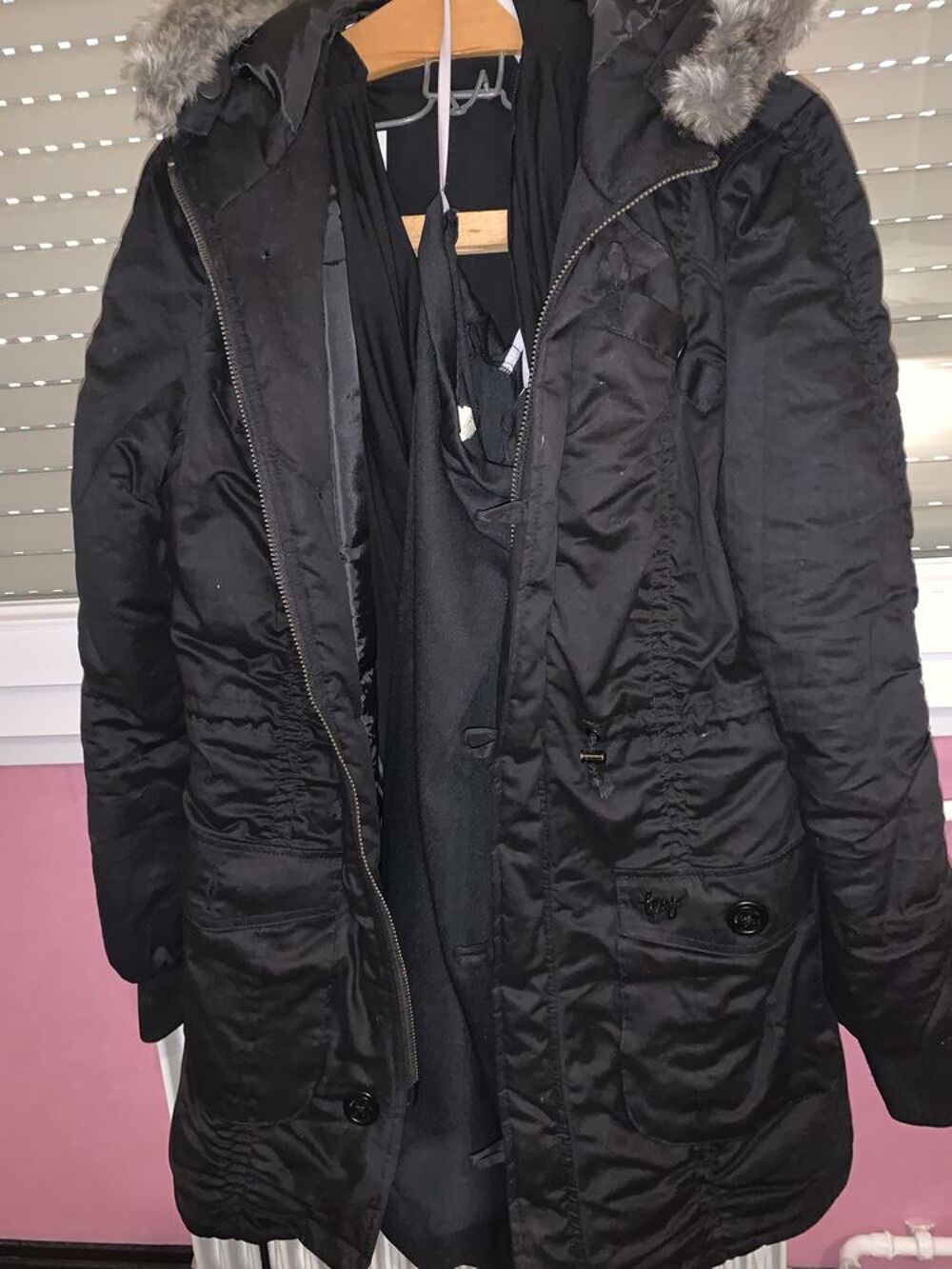 Blouson pour femme taille 44 coloris noire Vêtements