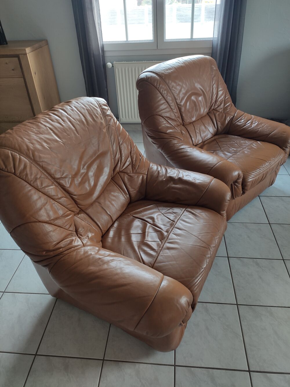 canap&eacute; trois places + deux fauteuils cuir marron Meubles