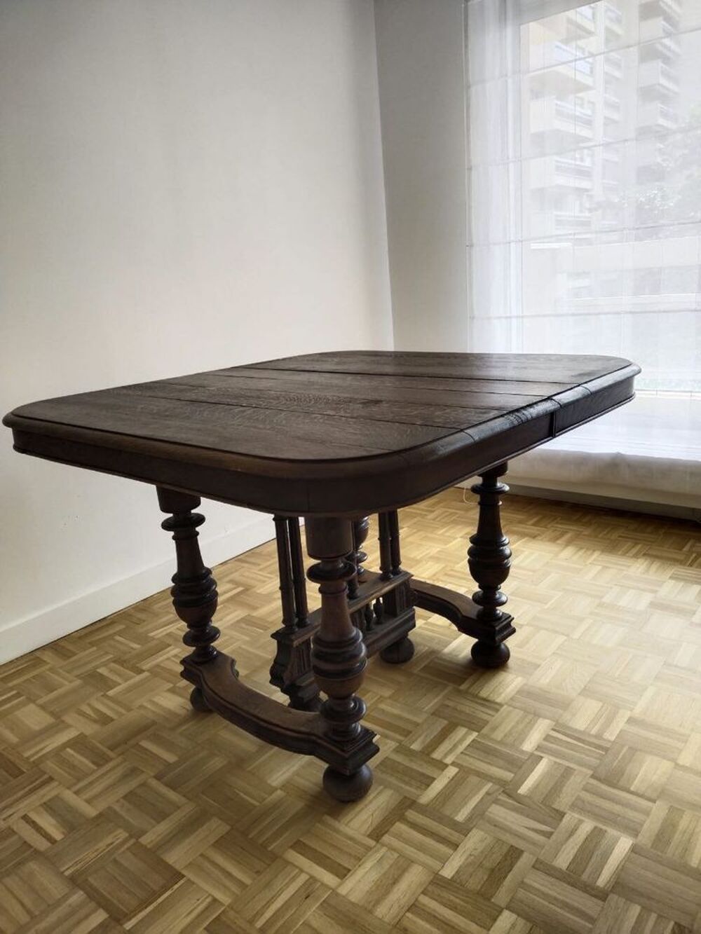 une table en bois massif de style ch&ecirc;ne Meubles