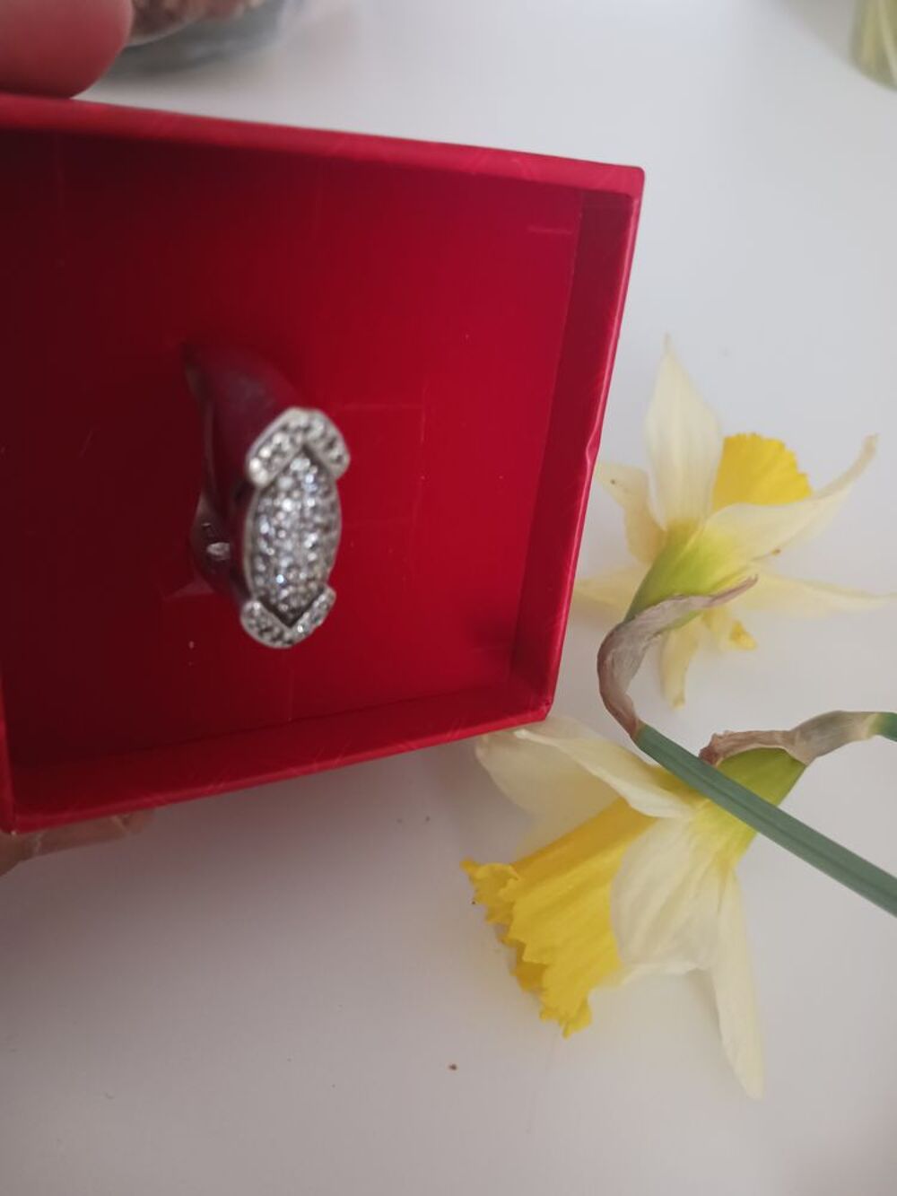 Bague en argent et pierre en diamants Bijoux et montres