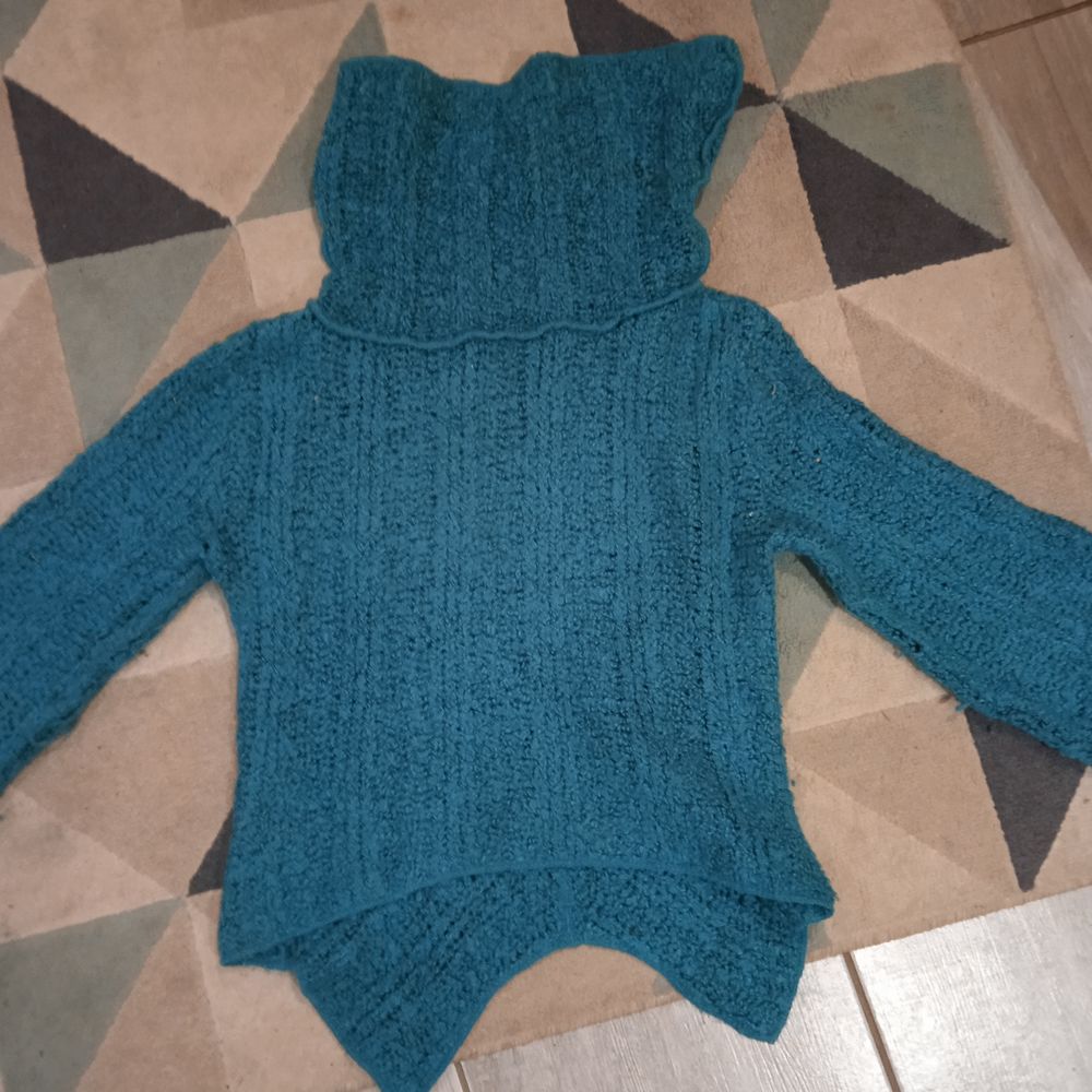 Pull bleu court col roul&eacute; T 2 80 % acrylique 17% mohair 3% p Vêtements