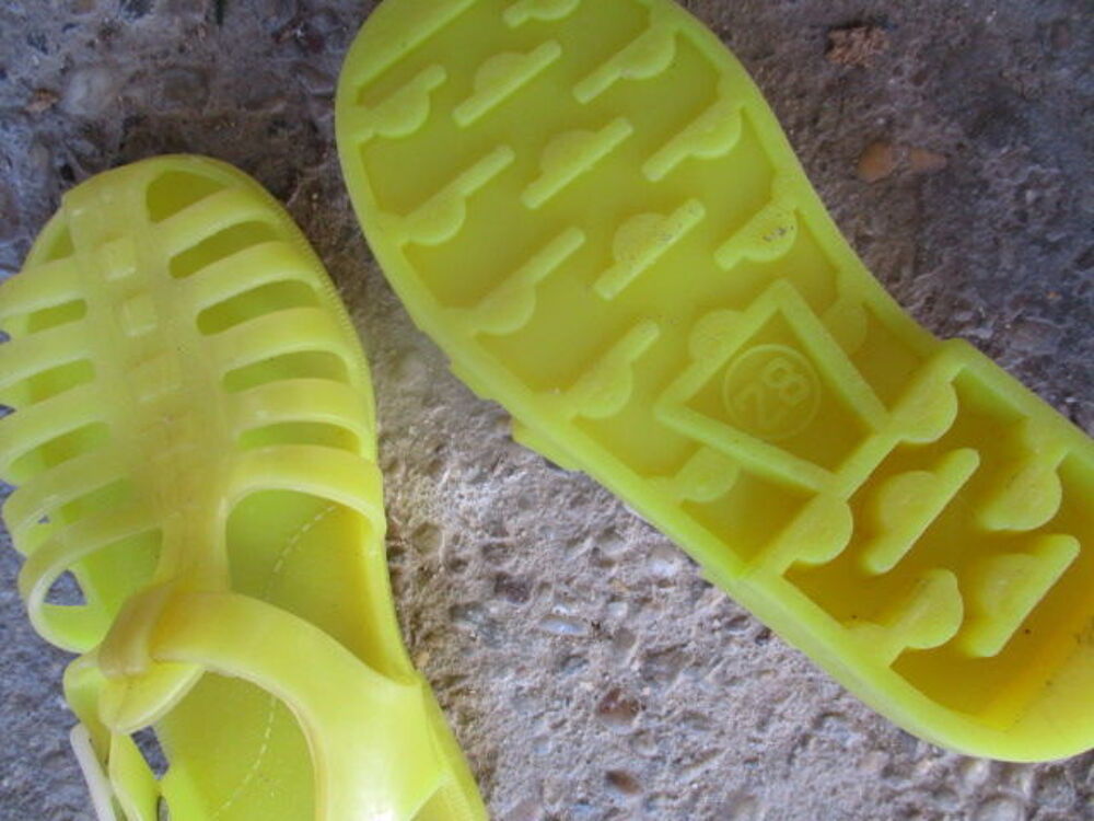 sandalette en caoutchout taille 27 et 28 etat neuf Chaussures enfants