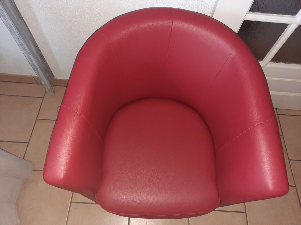  fauteuil cabriolet rouge fonc&eacute; simili cuir. Décoration