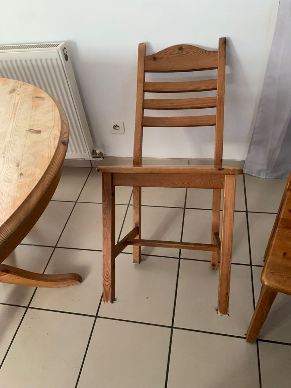Table en pin ronde avec rallonge et 4 chaises en pin Meubles