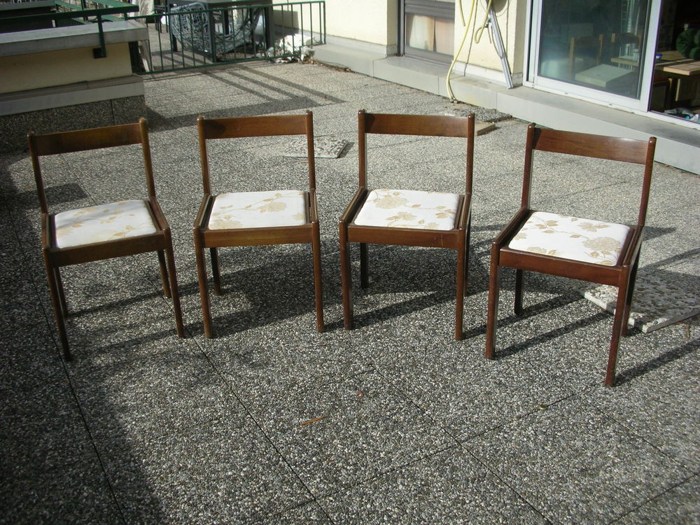 4 chaises Design Italien sans signature. Meubles