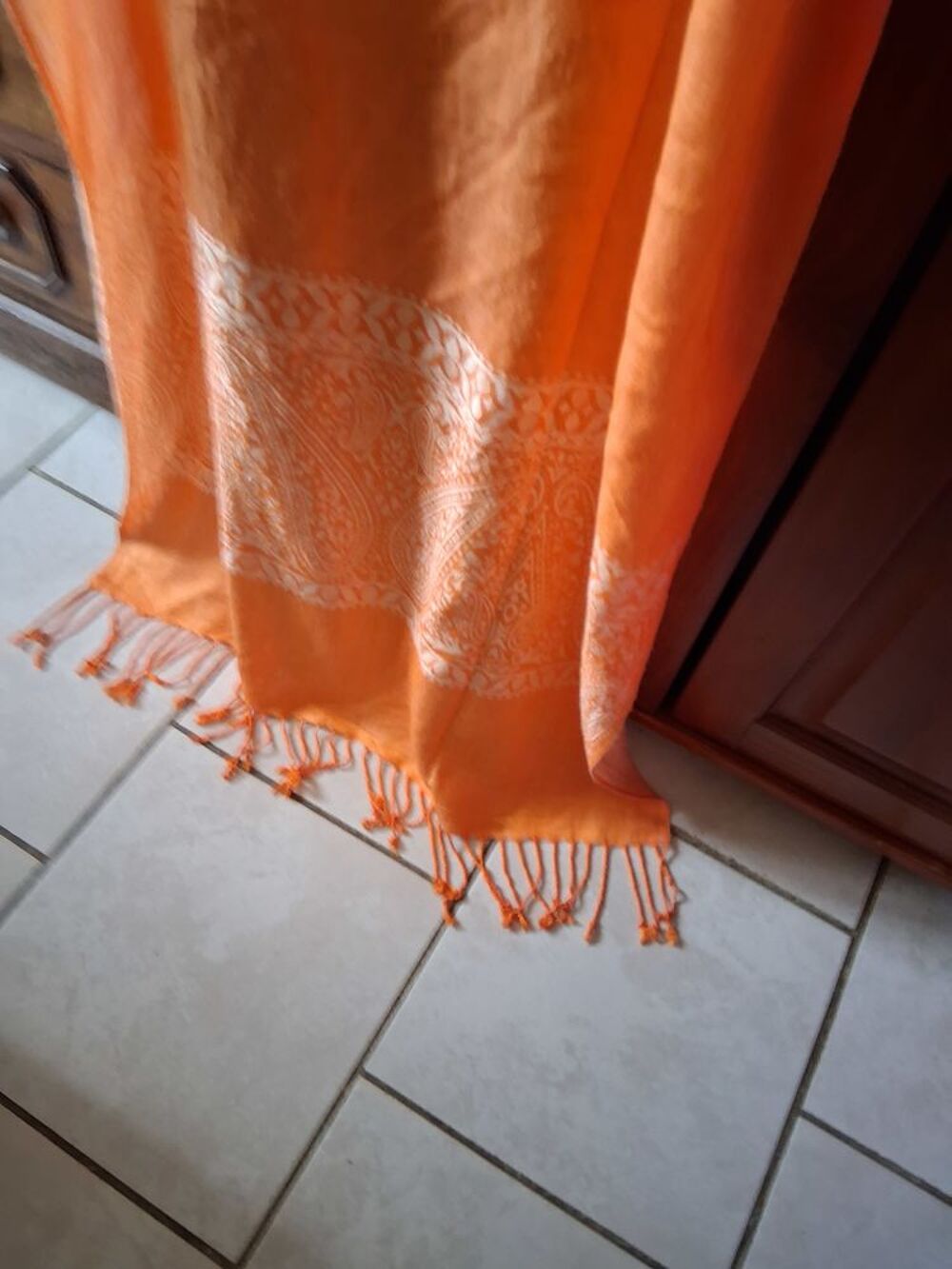 GRANDE &Eacute;CHARPE ORANGE NEUVE (CADEAU OFFERT.) Vêtements