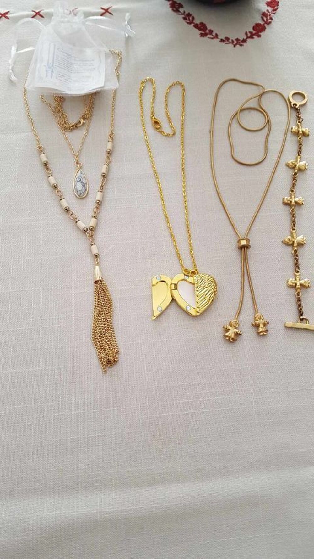  Collier + bracelet ,un collier c?ur porte photo ,un sautoir Bijoux et montres