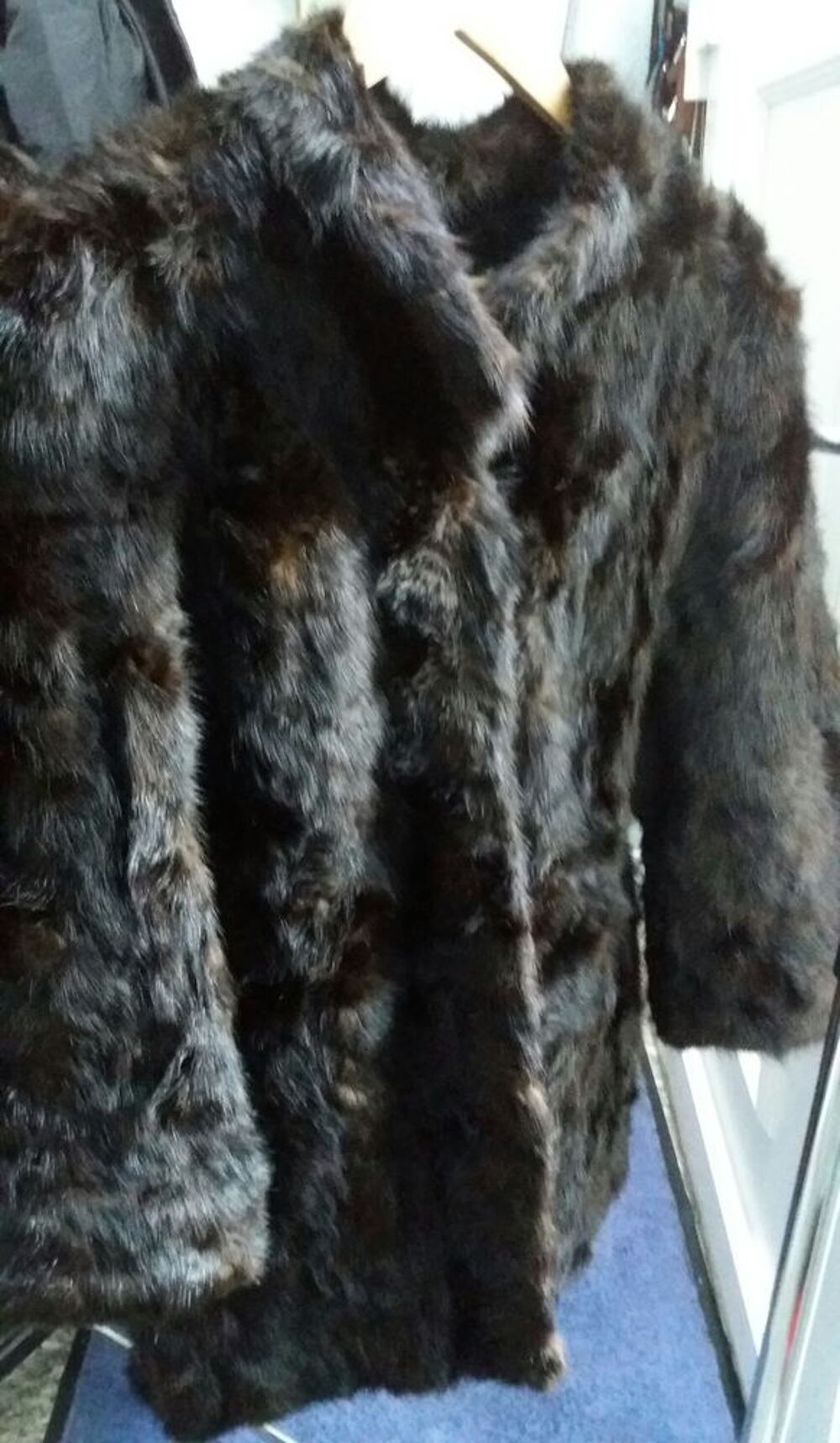 VESTE en v&eacute;ritable FOURRURE Taille 38/40
Vêtements