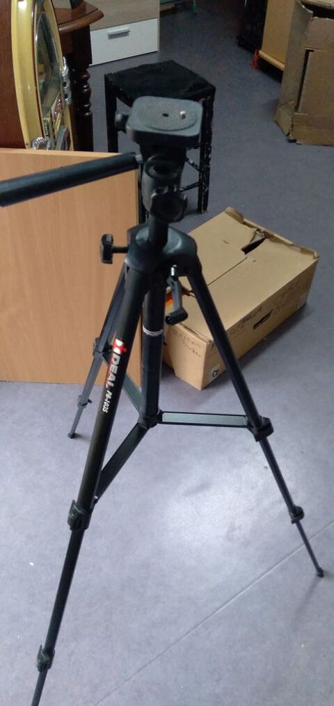 TR�PIED  POUR PHOTO ETC..
19 Paris 20 (75)