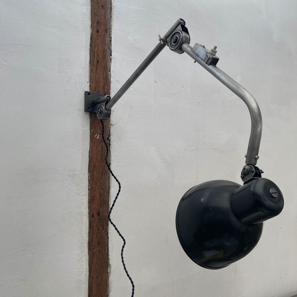 ANCIENNE LAMPE APPLIQUE D'ATELIER BAUHAUS HALA 122
Décoration