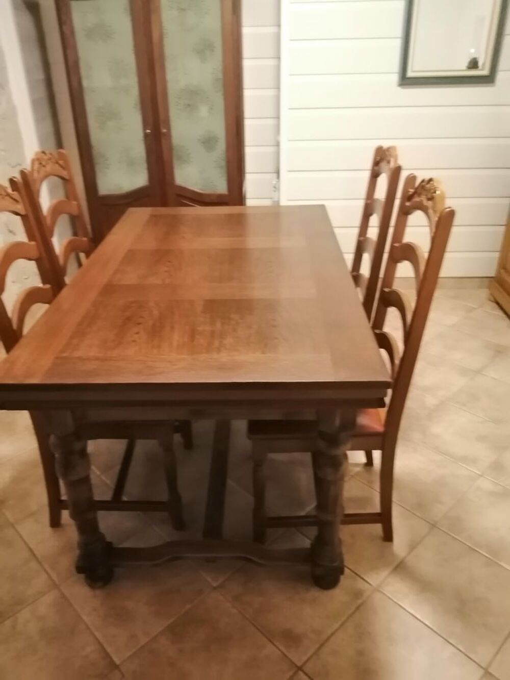 table avec ces 6 chaises. Meubles