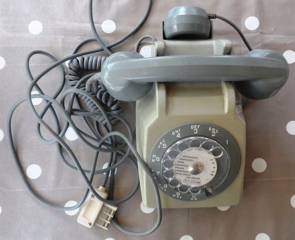 T&Eacute;L&Eacute;PHONE FILAIRE GRIS A CADRAN SOCOTEL S63 DES ANN&Eacute;ES 1970 Tlphones et tablettes