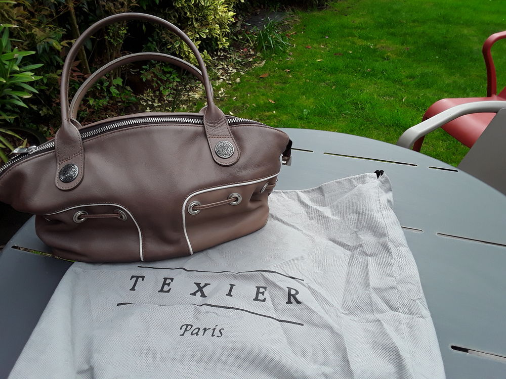 Sac &agrave; main en cuir TEXIER couleur taupe Maroquinerie