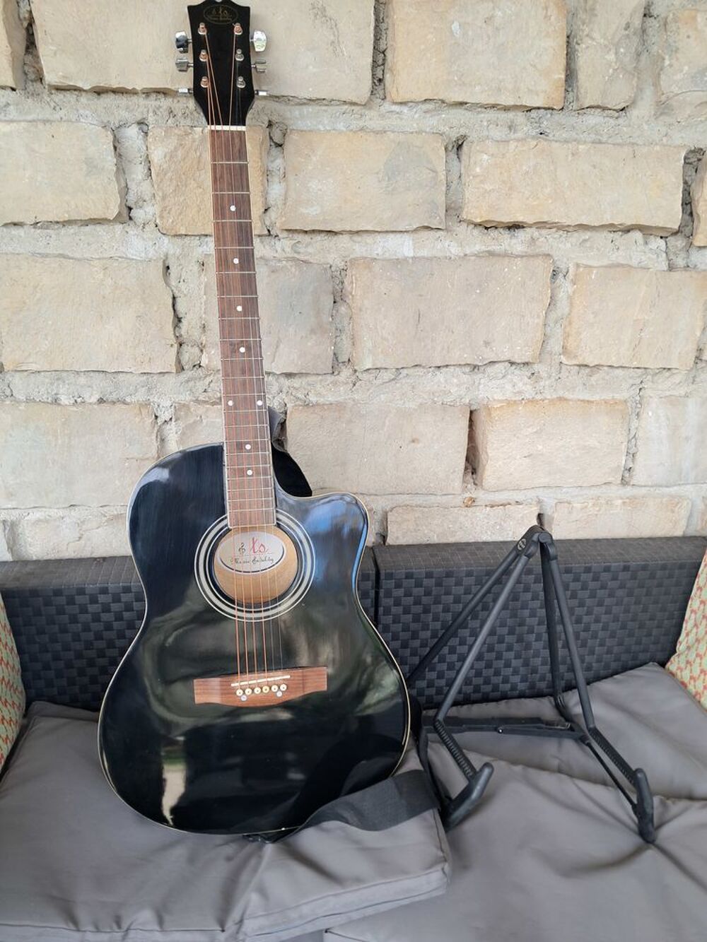 Violon avec archet plus etuit.
Guitare avec housse et pied. Instruments de musique