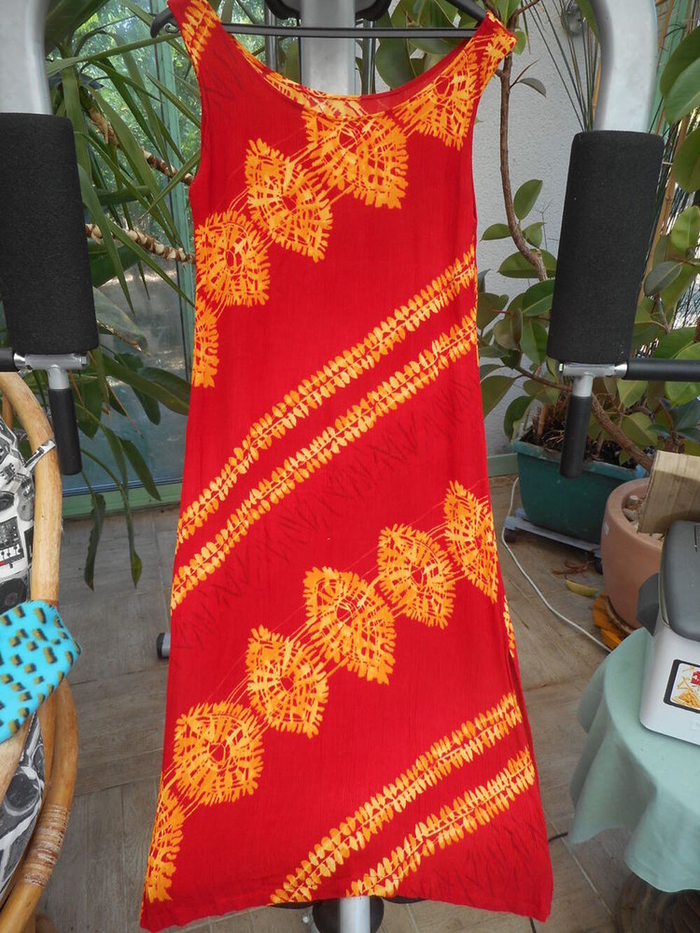 Robe d'&eacute;t&eacute; rouge aux motifs orange Vêtements