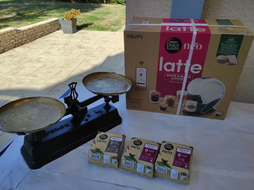 Machine &agrave; caf&eacute; Nescaf&eacute; Dolce Gusto NEO et balance laiton Electroménager