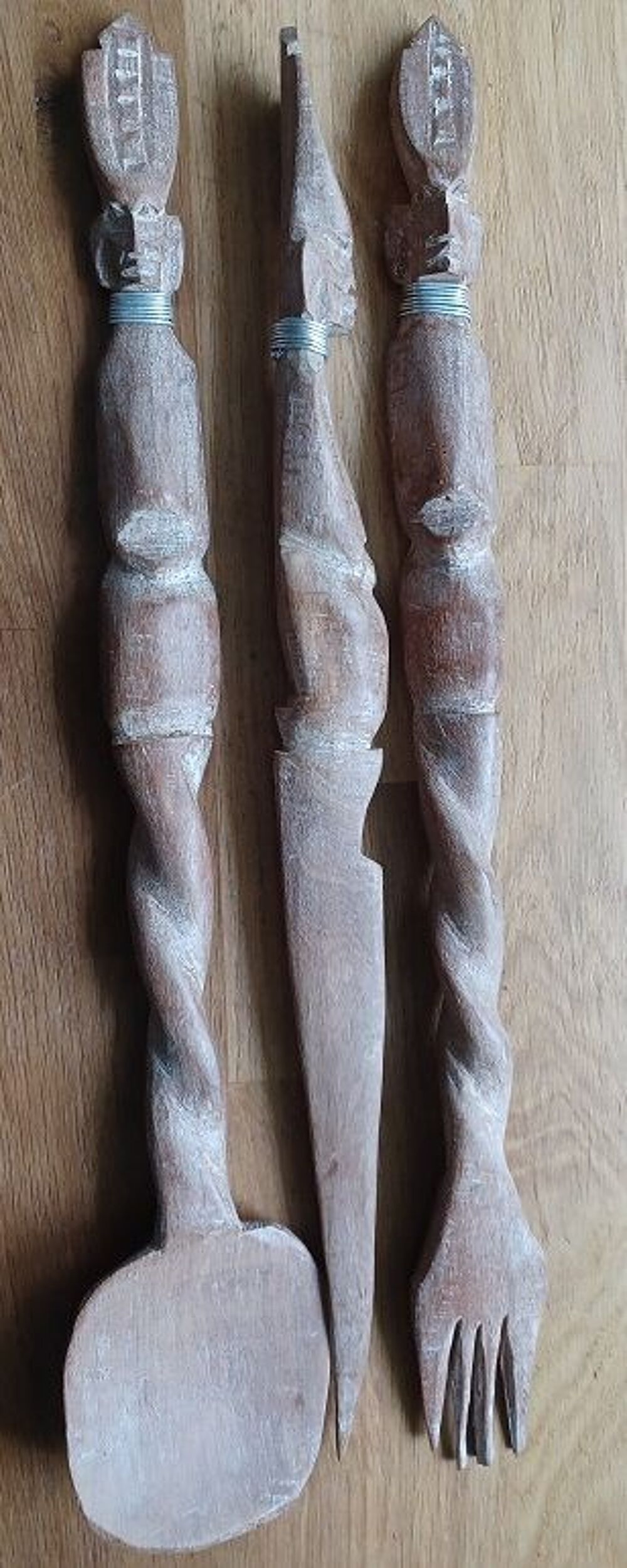 Ensemble 3 couverts bois sculpt&eacute; 