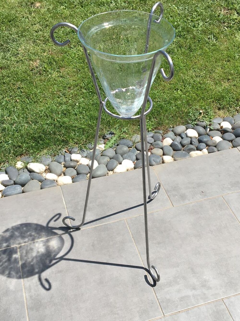Vase en verre sur pied en m&eacute;tal Décoration