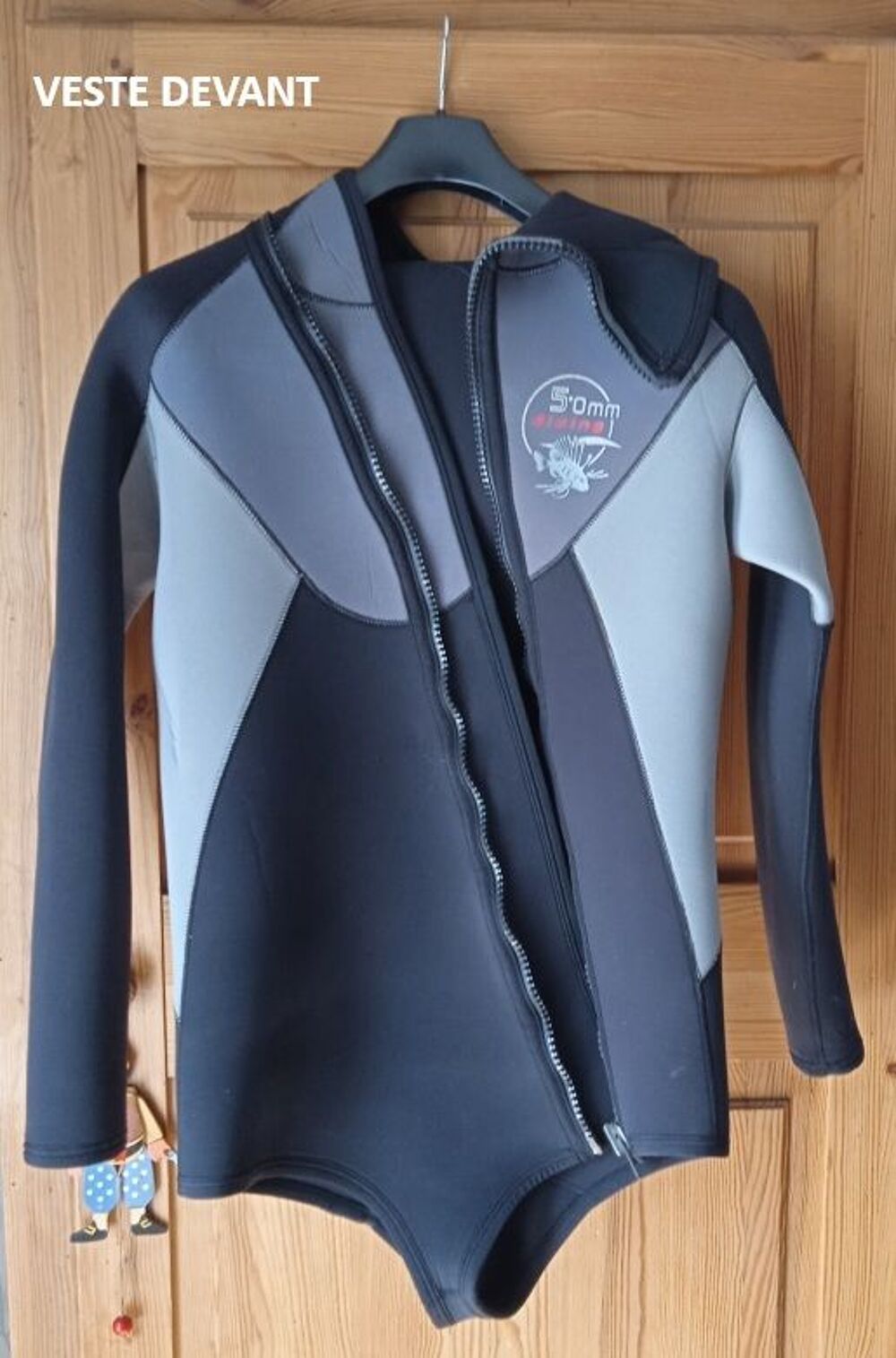 Tenue de plong&eacute;e 2 pi&egrave;ces veste zipp&eacute;e. 
Sports