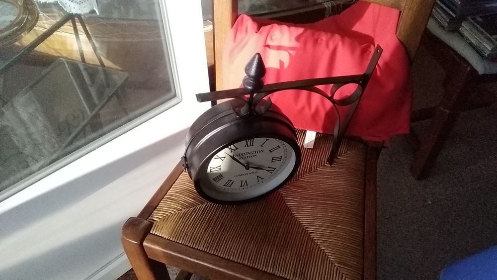 Une pendule de quai de gare en parfait &eacute;tat Dcoration