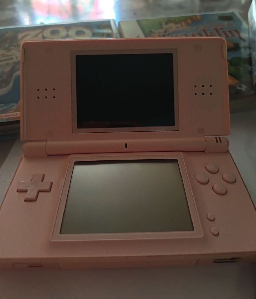 DS Lite Rose TBE avec chargeur Consoles et jeux vidéos