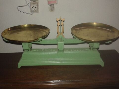 Balance 10 kgs ancienne avec plateaux en cuivre jaune 40 Dijon (21)