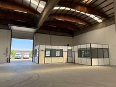   SAINT PRIEST DAUPHIN� : LOCAL 810 M2 A SAISIR 