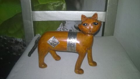 Statuette chat 
En bois
Excellent etat
Avec moustache et 10 Talange (57)