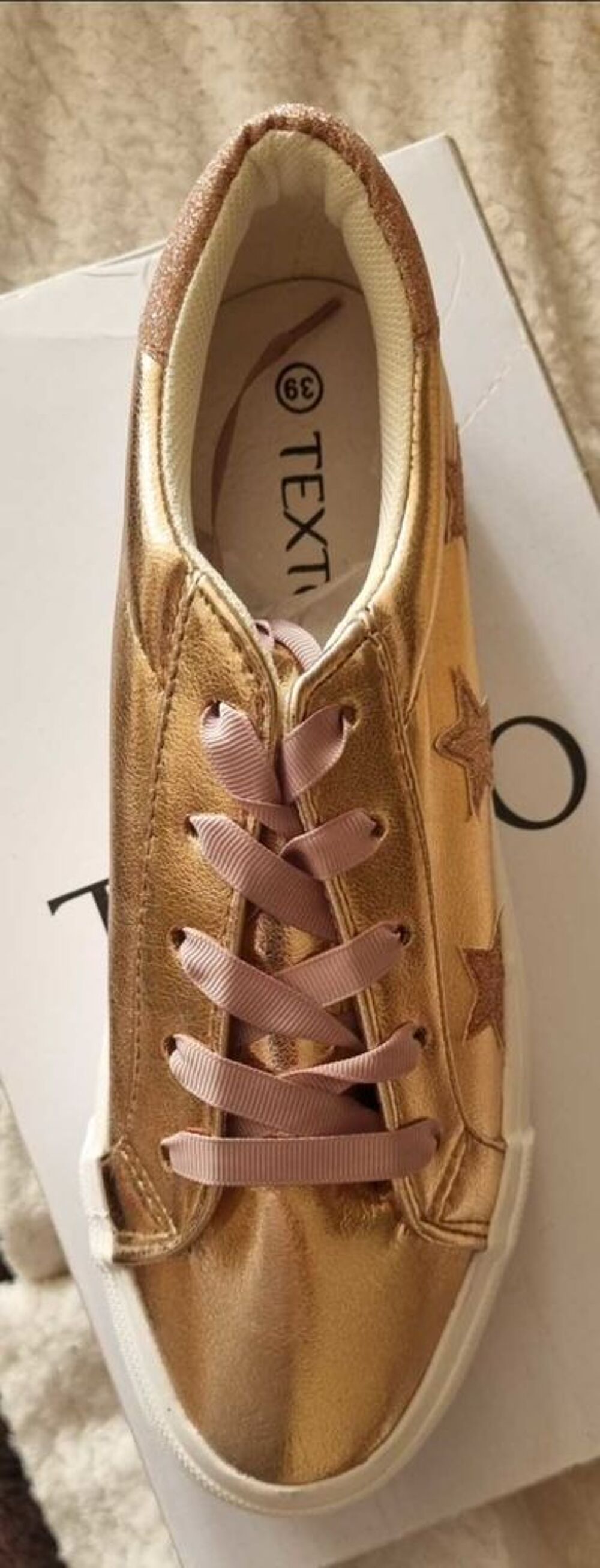 Tr&egrave;s jolies baskets neuves P39 Chaussures