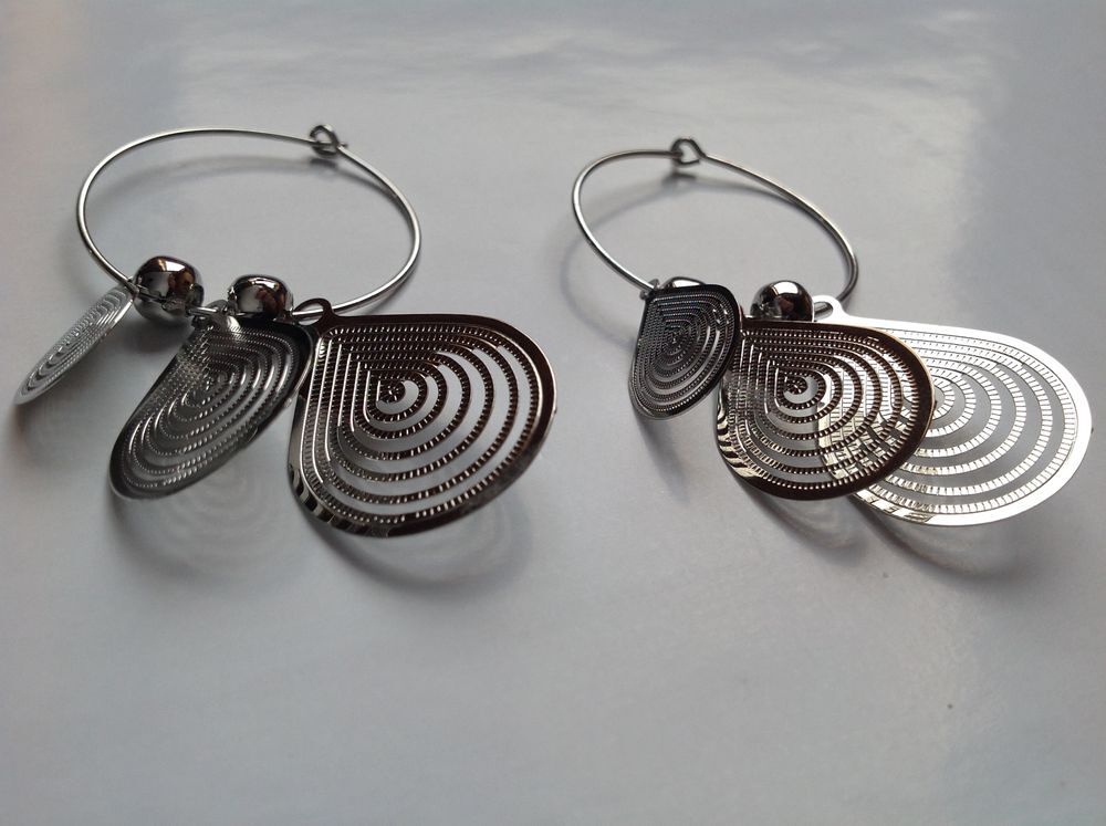 BOUCLES OREILLES ARGENT&Eacute;E 3 GOUTTE Envoi Possible
Bijoux et montres