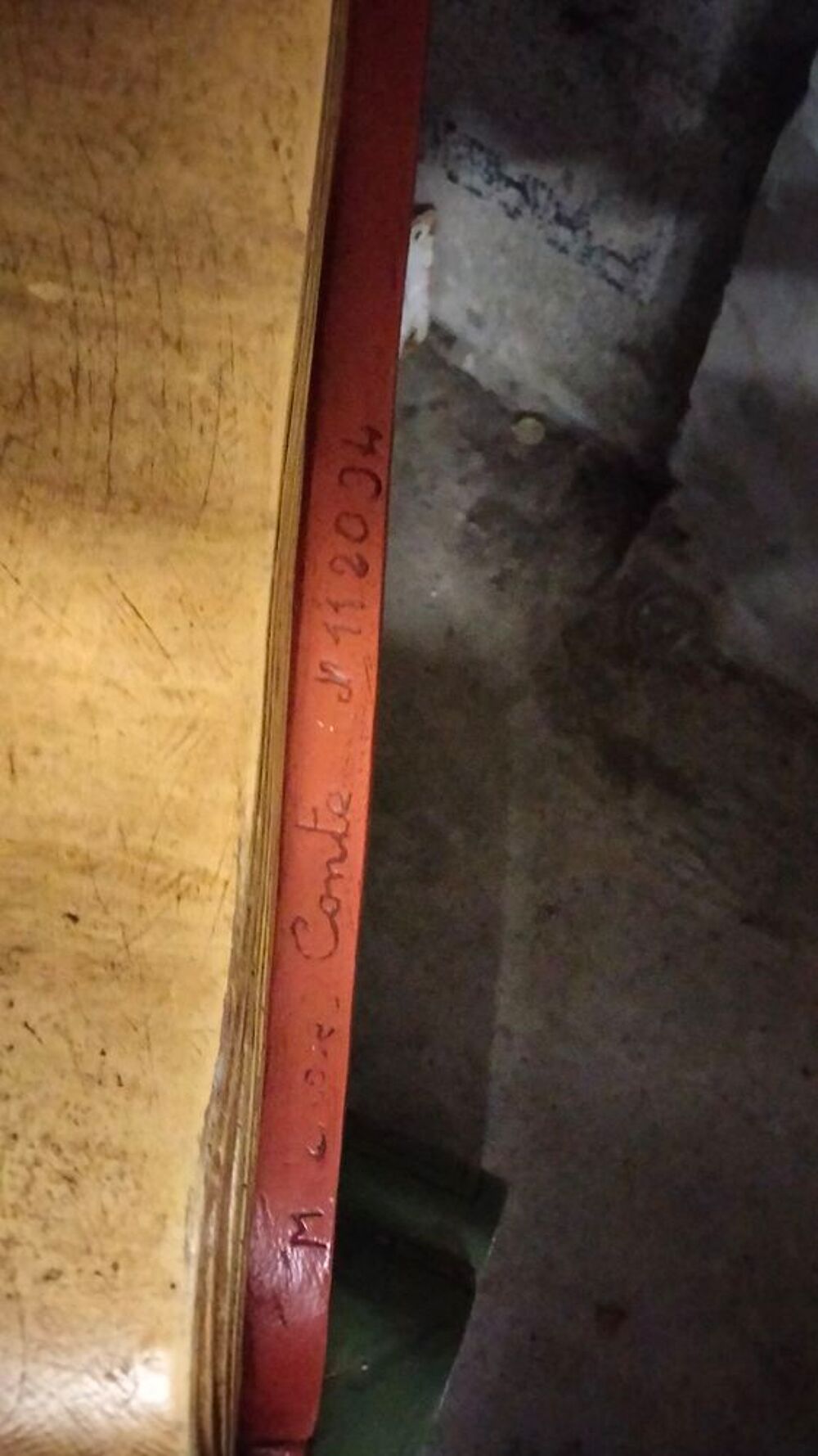 Table basse livre sign&eacute;e Conte Meubles