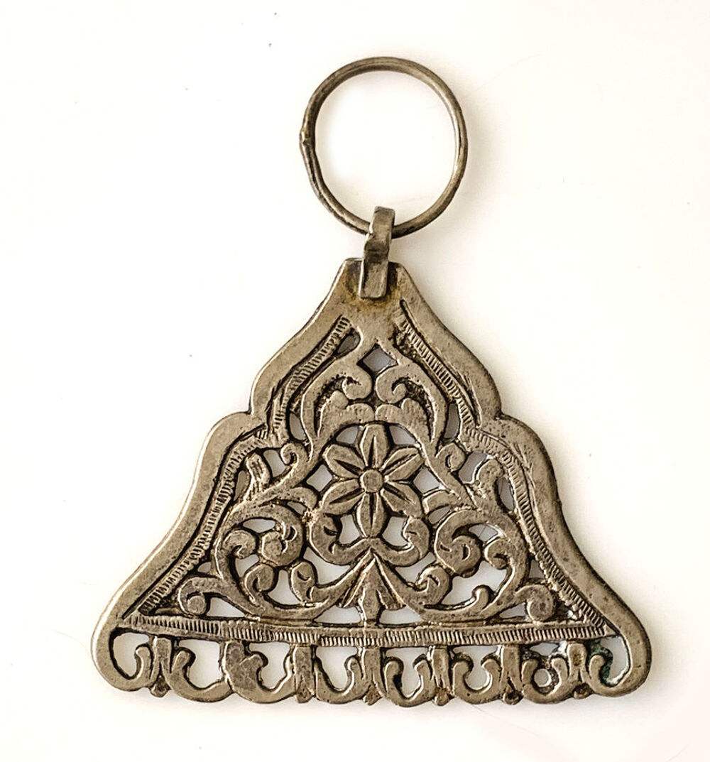 VINTAGE PENDENTIF TRIANGLE BIJOU TRES ANCIEN ARGENT CISELE Bijoux et montres