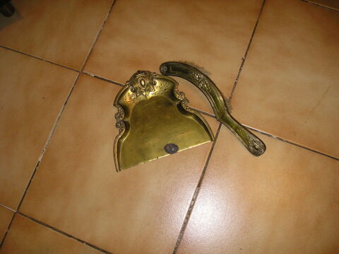 Ensemble pelle et balayette en cuivre
35 Sept�mes-les-Vallons (13)