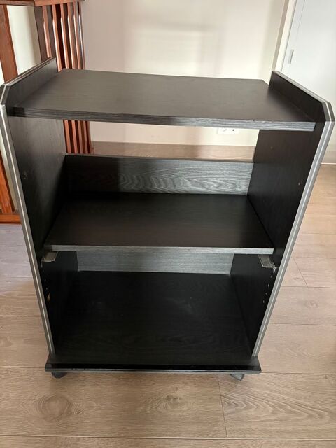 Meuble de rangement noir sur roulettes 
10 Monteux (84)