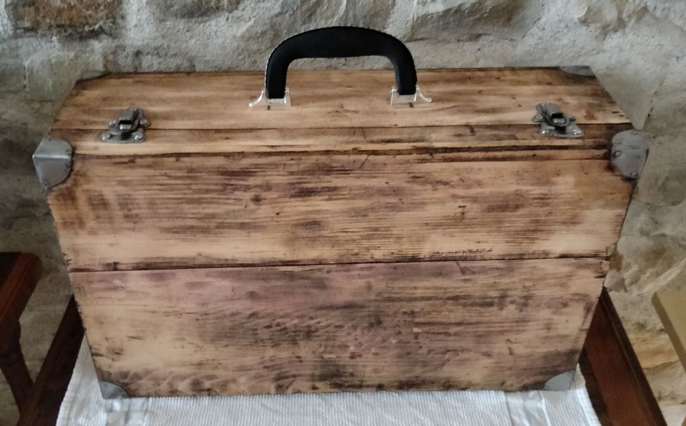 Valise en bois. Décoration