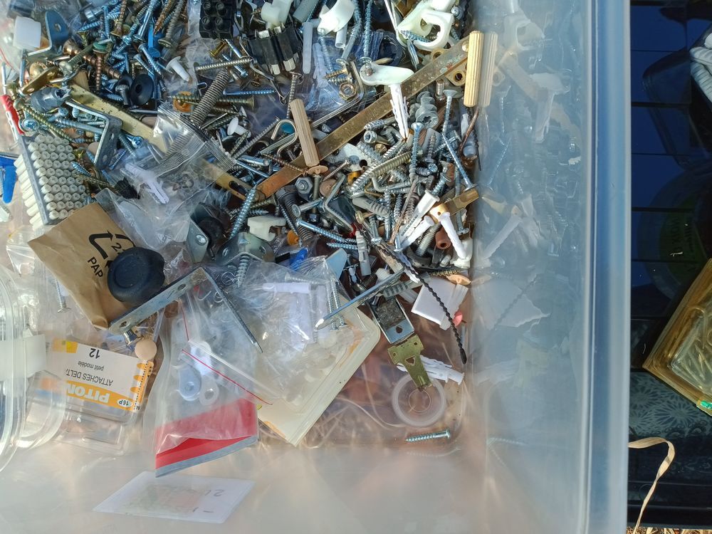 Lot de quincaillerie diverse dans seau Bricolage