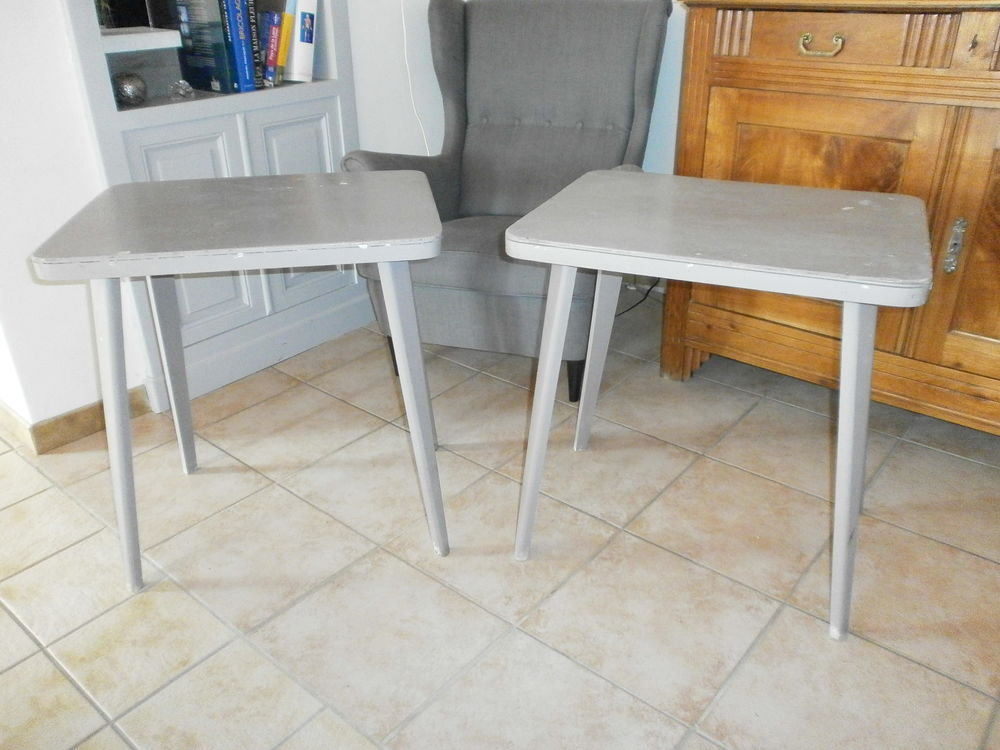 2 petites tables couleur taupe Meubles