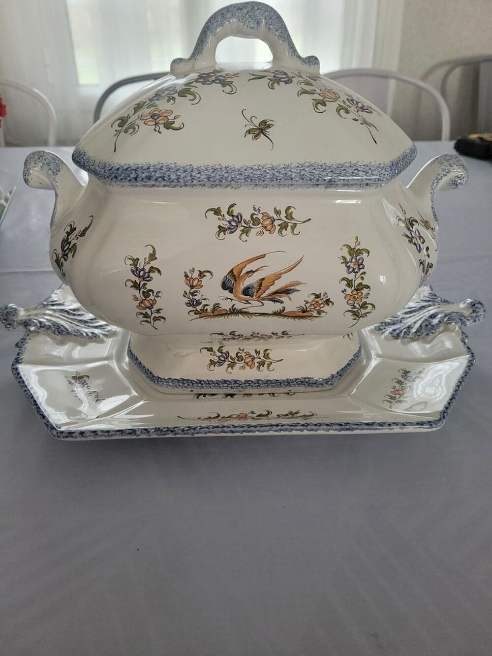 Soupi&egrave;re en fa&iuml;ence de Moustiers Décoration